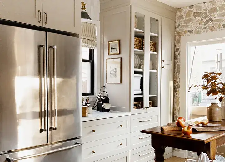 A photo of an IKEA Akurum kitchen with taupe shaker cabinet doors.