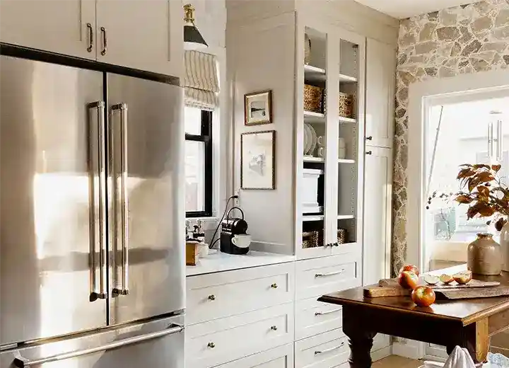 A photo of an IKEA Akurum kitchen with taupe shaker cabinet doors.