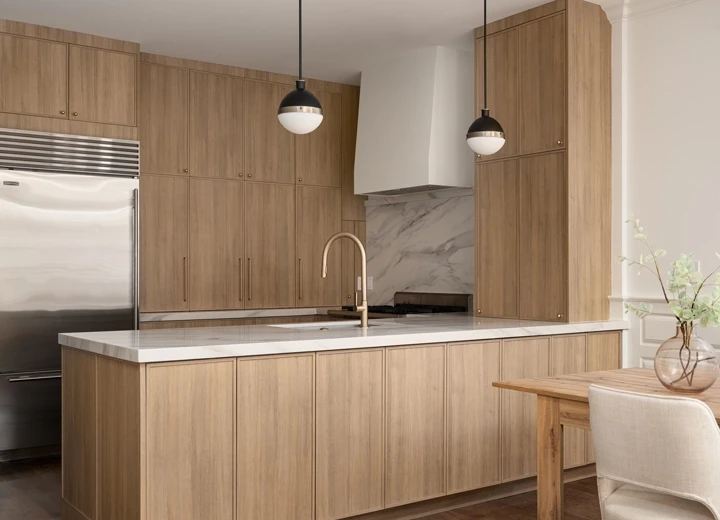 An image of a modern kitchen in Rhapsody skinny shaker cabinet doors.
